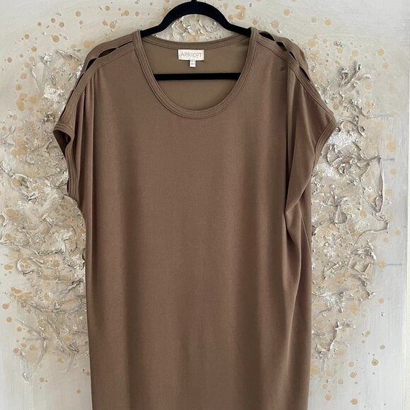 Apricot Med. Forgiving fit + - Khaki, Shoulder detail - Picture 1 of 6